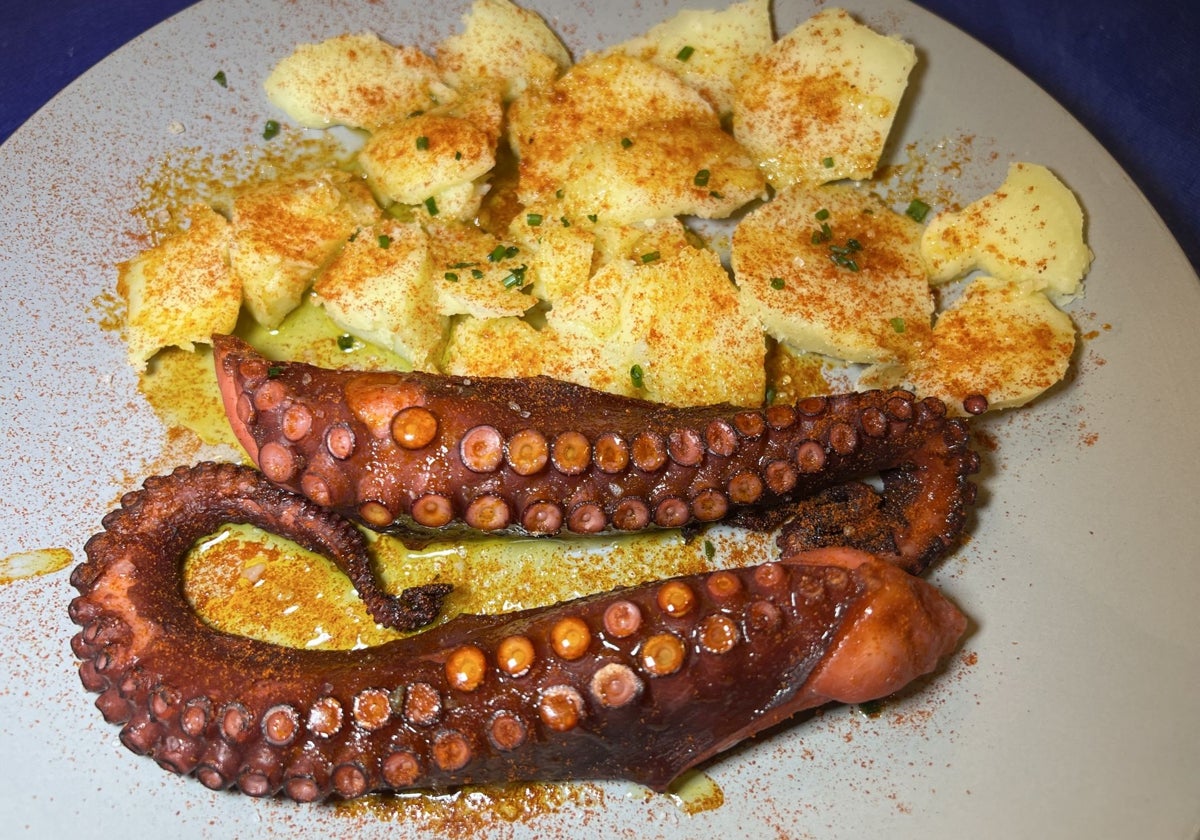 Pulpo a la plancha con patatas.