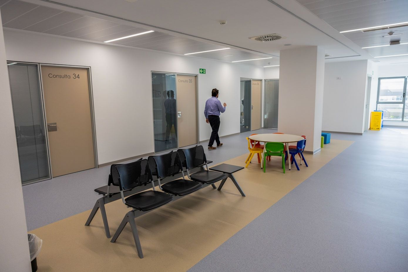 Imagen secundaria 2 - A la izquierda, Jesús Artal con el equipo de profesionales de la Unidad de Salud Mental Infanto-Juvenil. A la derecha, vista de las nuevas instalaciones, en la planta 0 de la Torre D.