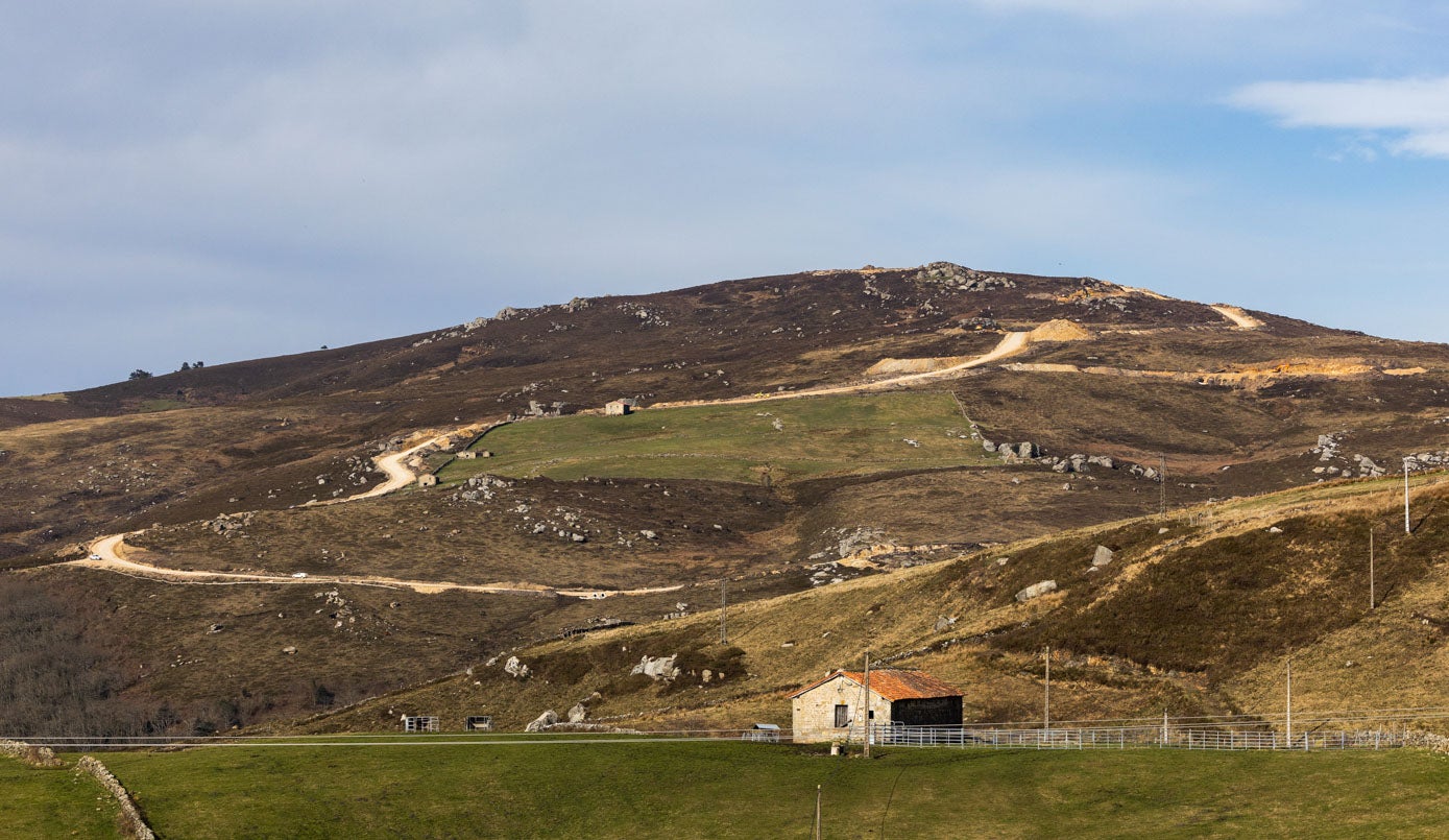 La vista del nuevo camino, creado en su mayoría sobre antiguas pistas forestales, desde la Pirámide de los Italianos.