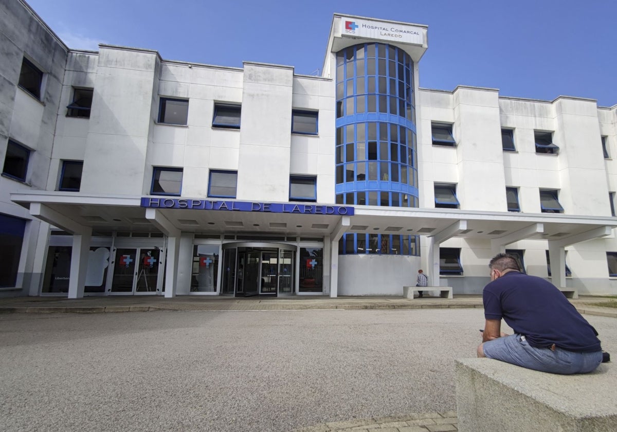 Entrada principal del Hospital de Laredo.