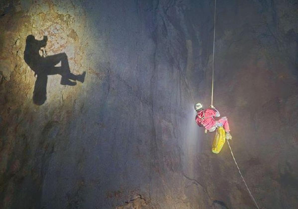 Pozo de 375 metros, el segundo más profundo de España, en la torca de Hoyos Sengros (HS4).