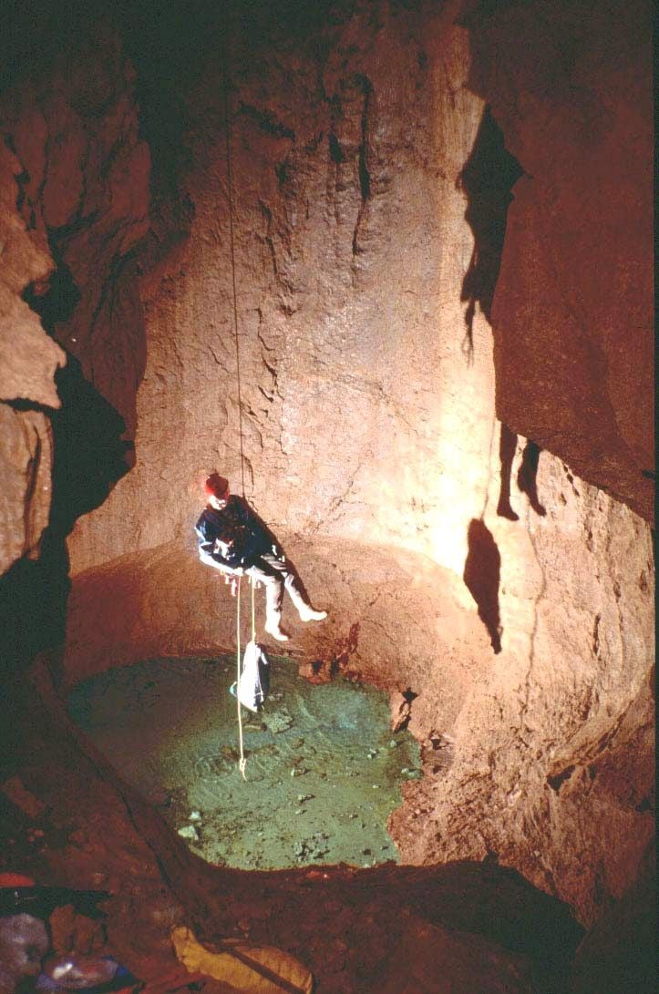 Descendiendo por la Torca de la Padiorna (2 N).