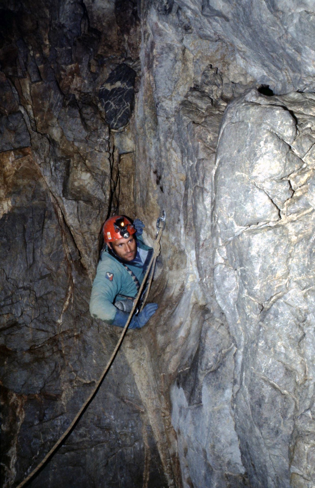 Ventana El Paso en la torca de La Padiorna (2N).