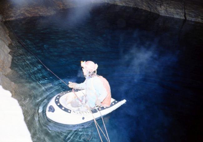 Lago azul en el interior de la Sima de La Padiorna (5P).