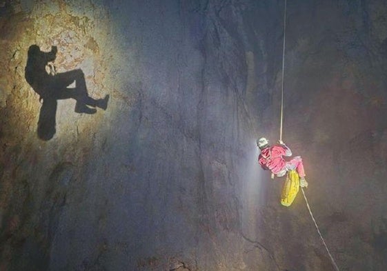 Pozo de 375 metros, el segundo más profundo de España, en la torca de Hoyos Sengros (HS4).