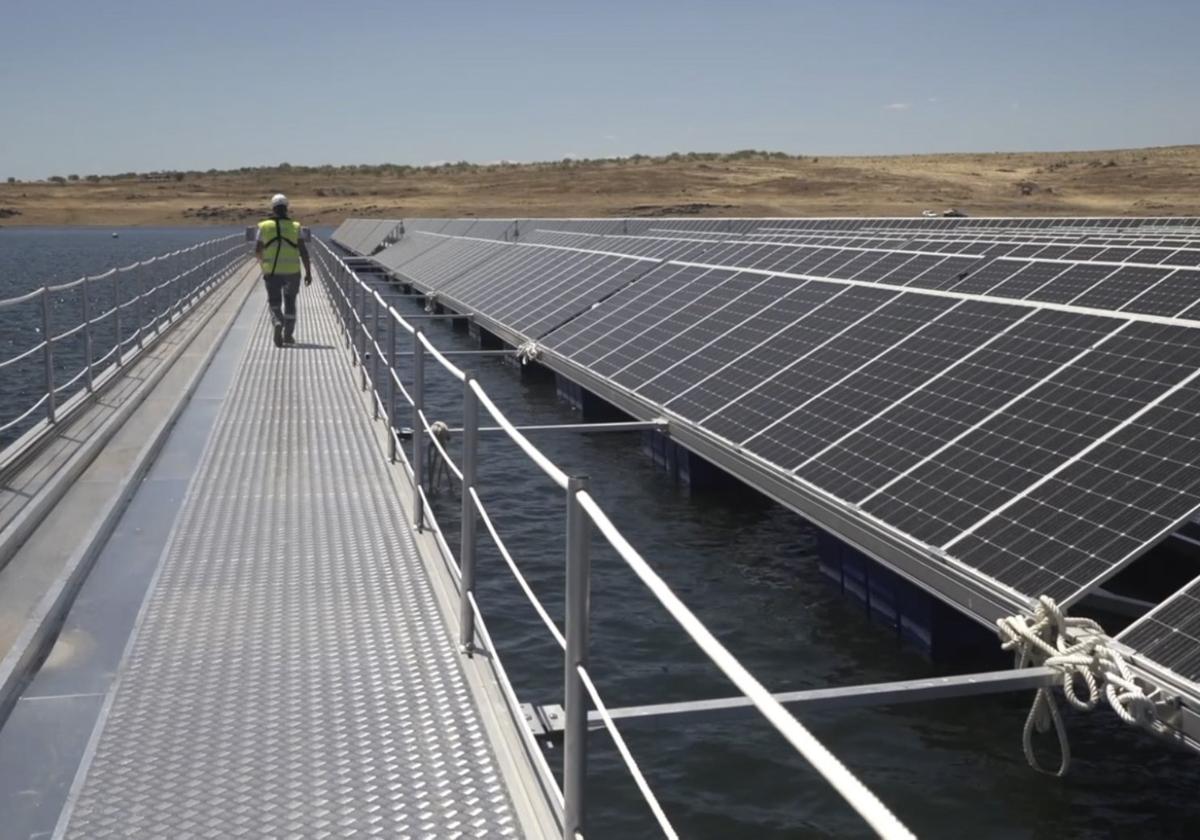 Paneles solares en el embalse de Sierra Brava en Cáceres, donde Acciona se apoya en tecnología cántabra para el control de la planta.