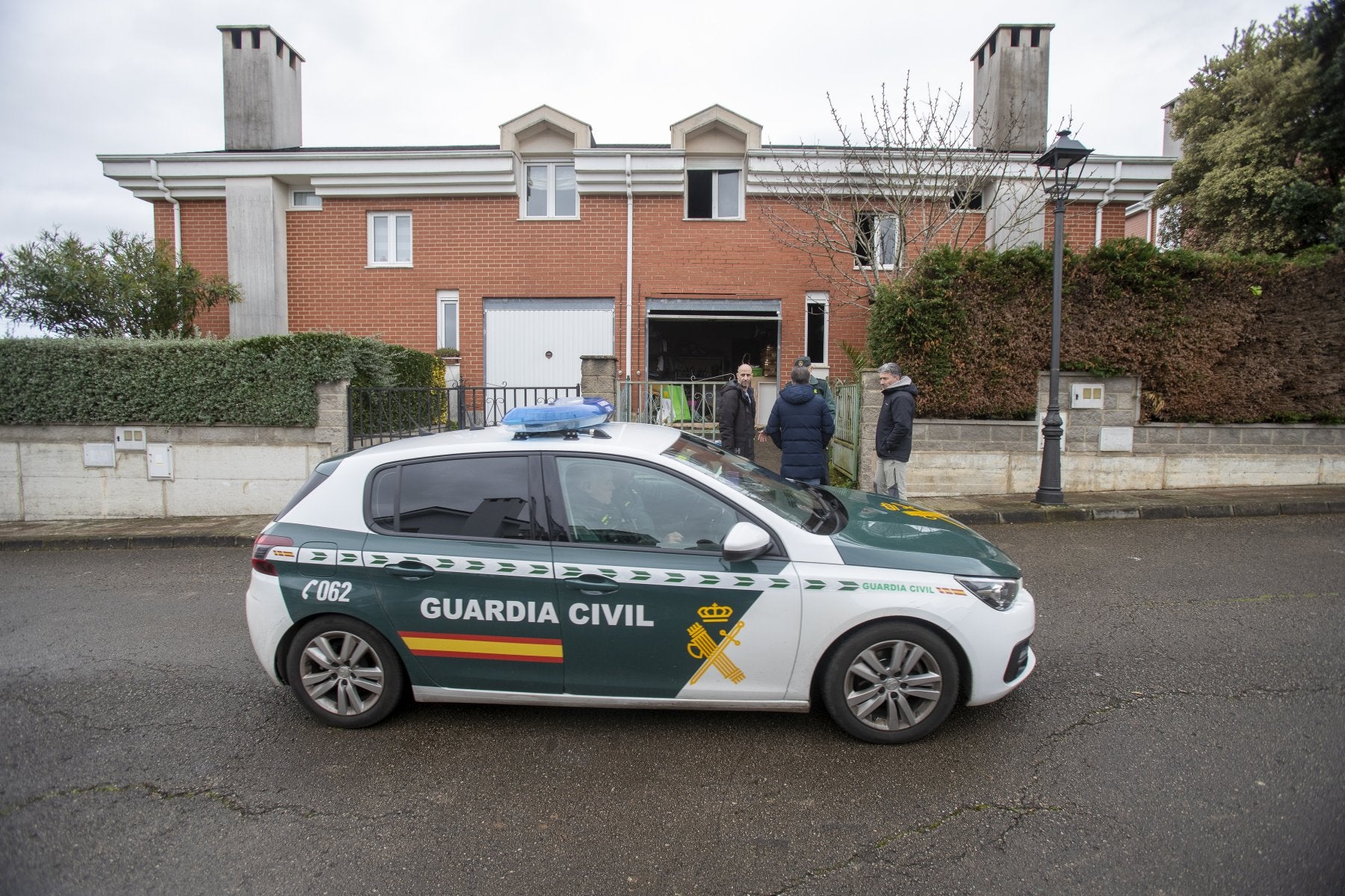 La Guardia Civil investiga las causas en que se produjo el incendio en el chalé de Cacicedo de Camargo.