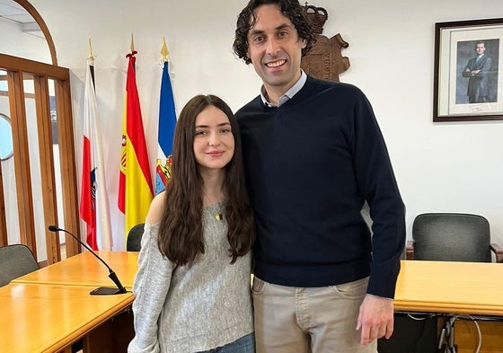 La joven becada con el alcalde de El Astillero, Javier Fernández Soberón.