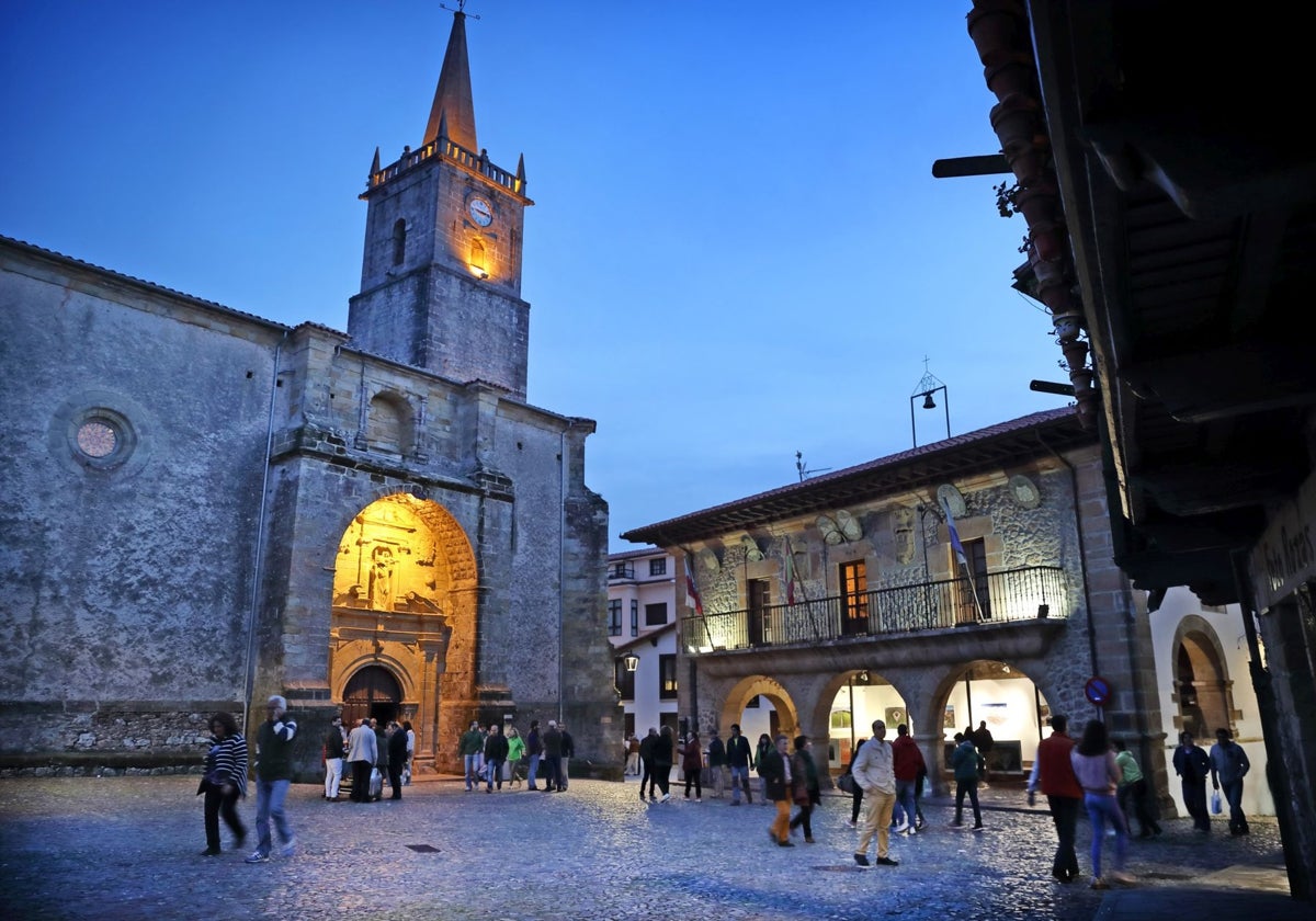 A la derecha, el edificio del antiguo Ayuntamiento en la plaza de la Constitución de Comillas.