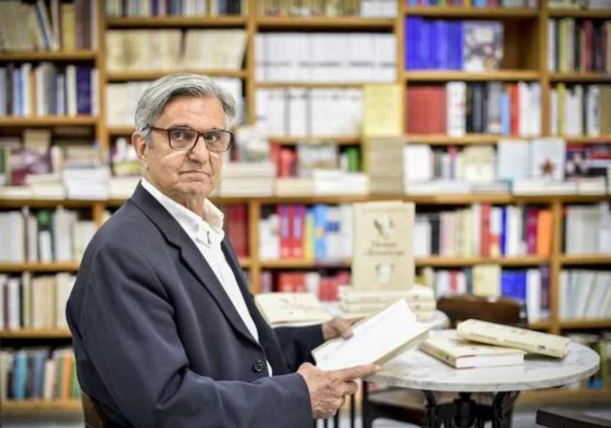 José Enrique Campillo, rodeado de libros. Tiene publicados más de una decena.