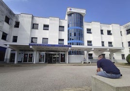 Entrada principal del Hospital de Laredo.