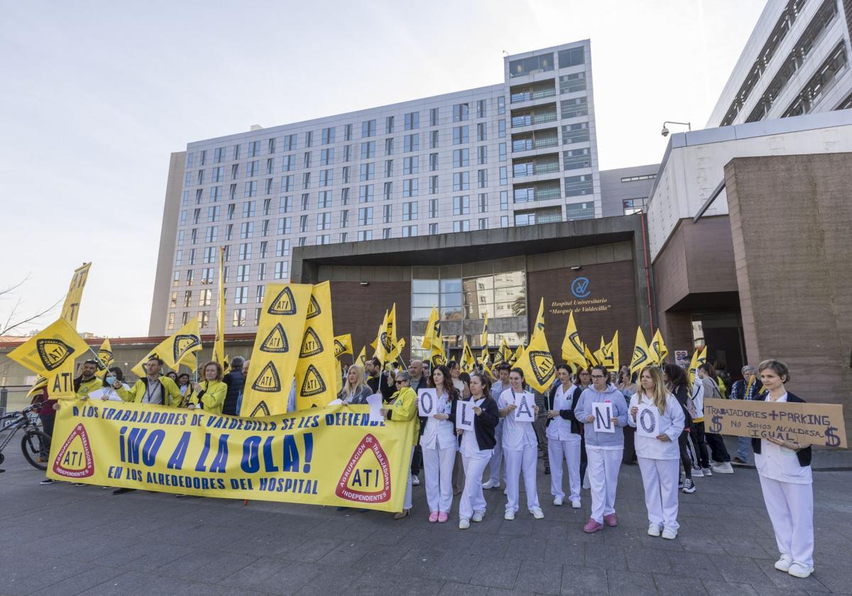 Concentración del sindicato ATI en la entrada de Valdecilla contra la implantación de la OLA en el entorno del hospital.