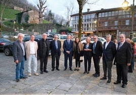 González de Posada, a su llegada, junto a directivos de la SCE, el obispo de Santander, la rectora de la UC, el consejero de Cultura y la presidenta del Parlamento.