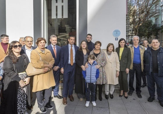 Familiares y amigos, junto con responsables de la gestión municipal y de entidades culturales, acudieron al acto de homenaje a Santamatilde.