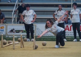 Noemí Pelayo birla ante Rebeca Bustara, Marta Castillo y Cristina Cabielles, de Camargo.