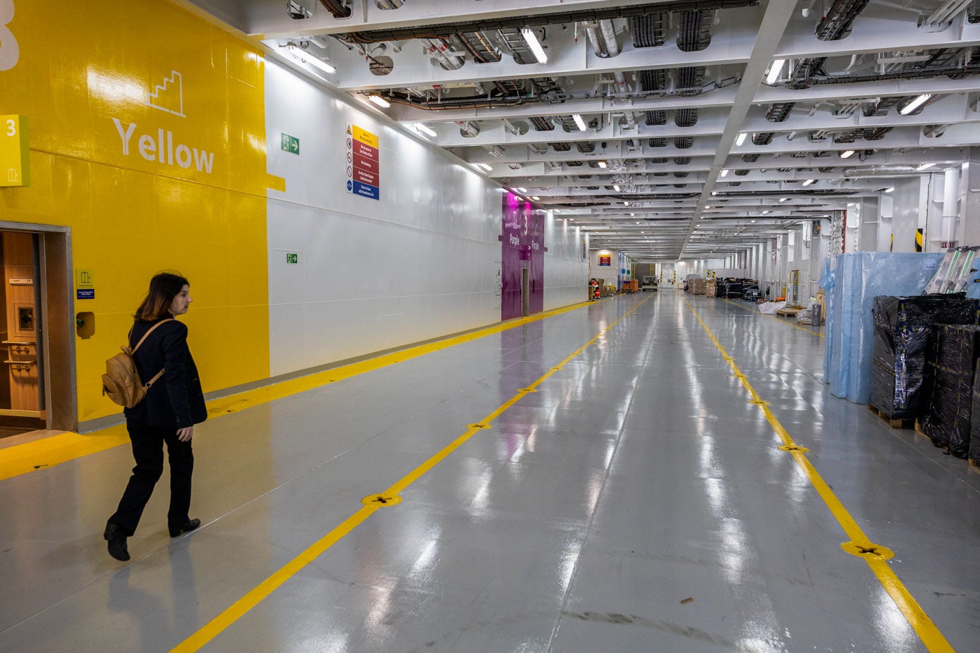 El interior de una de las plantas dedicadas al transporte de mercancías y vehículos. 