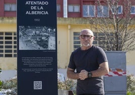 Andrés Fernández, fotoperiodista de El Diario Montañés, junto a su fotografía en La Albericia, que homenajea a las víctimas del atentado.