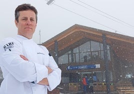 El cocinero cántabro José Blanchard, delante del restaurante Planells, en la estación andorrana de Ordino Arcalís, a 2.025 metros de altitud.