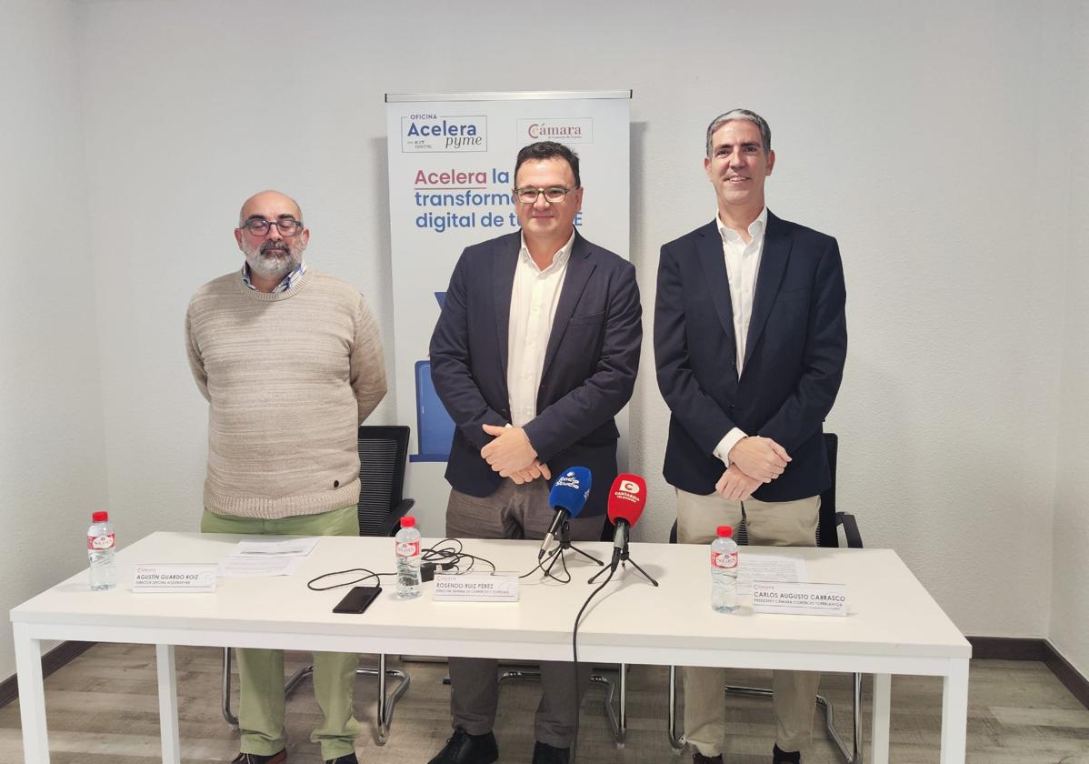 Agustín Guardo, director de la Oficina Acelera Pyme; Rosendo Ruiz, director general de Comercio del Gobierno de Cantabria y Carlos Augusto Carrasco, presidente de la Cámara de Comercio de Torrelavega