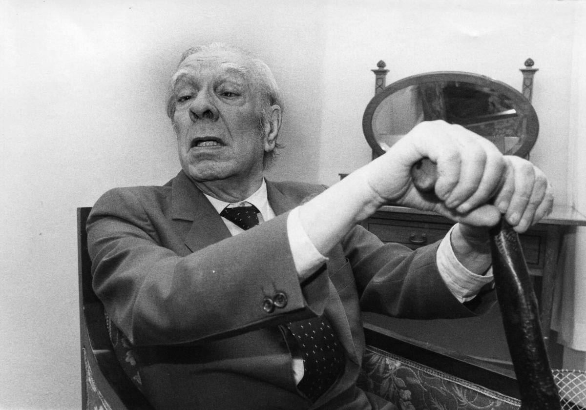 El poeta y ensayista Jorge Luis Borges, en 1983, en su visita santanderina.