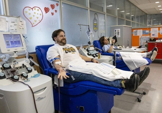 Esteban Martínez y Andrea Ruiz, dos donantes de aféresis, en pleno proceso en la sala del Banco de Sangre.