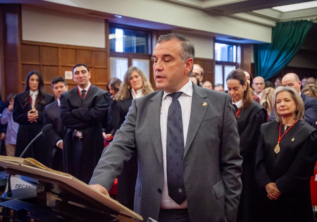 Carlos Pérez jura el cargo de decano de la Abogacía cántabra.