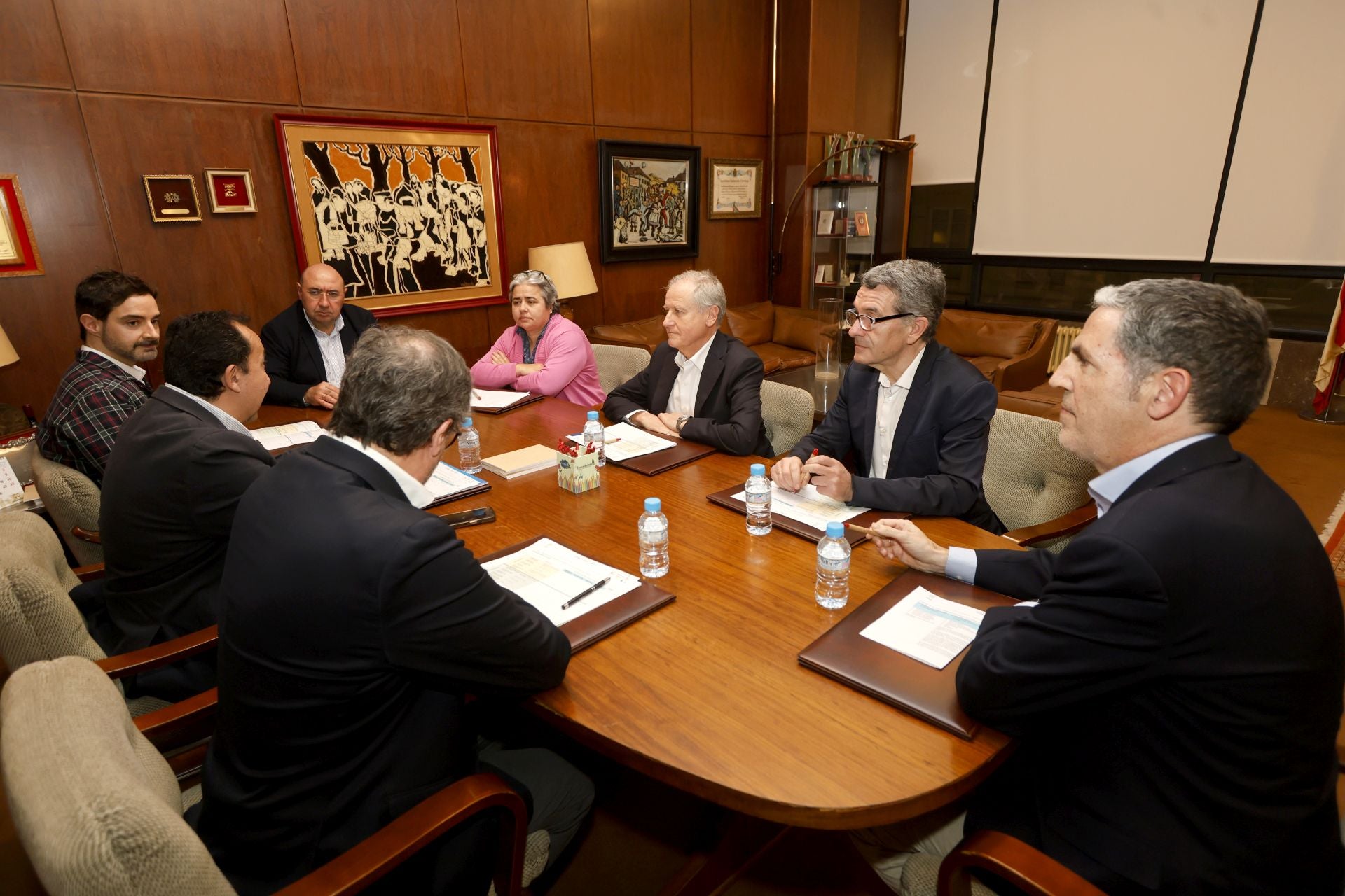 Una vez presentados los 10 proyectos finalistas, el jurado tuvo un receso de 15 minutos para deliberar los 2 ganadores de los premios Talento Cantabria