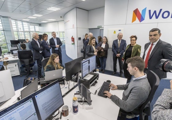 Autoridades y representantes de la empresa durante la inauguración de la sede de Nword este viernes.