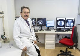 El doctor Miguel Ángel Pagola, en una de las salas de valoración de pruebas radiológicas, en los últimos días de actividad de su clínica.