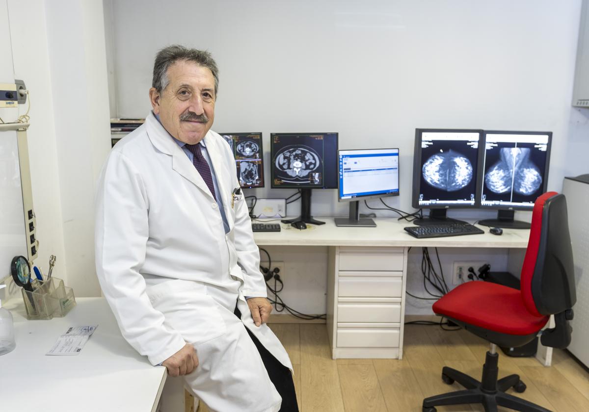 El doctor Miguel Ángel Pagola, en una de las salas de valoración de pruebas radiológicas, en los últimos días de actividad de su clínica.