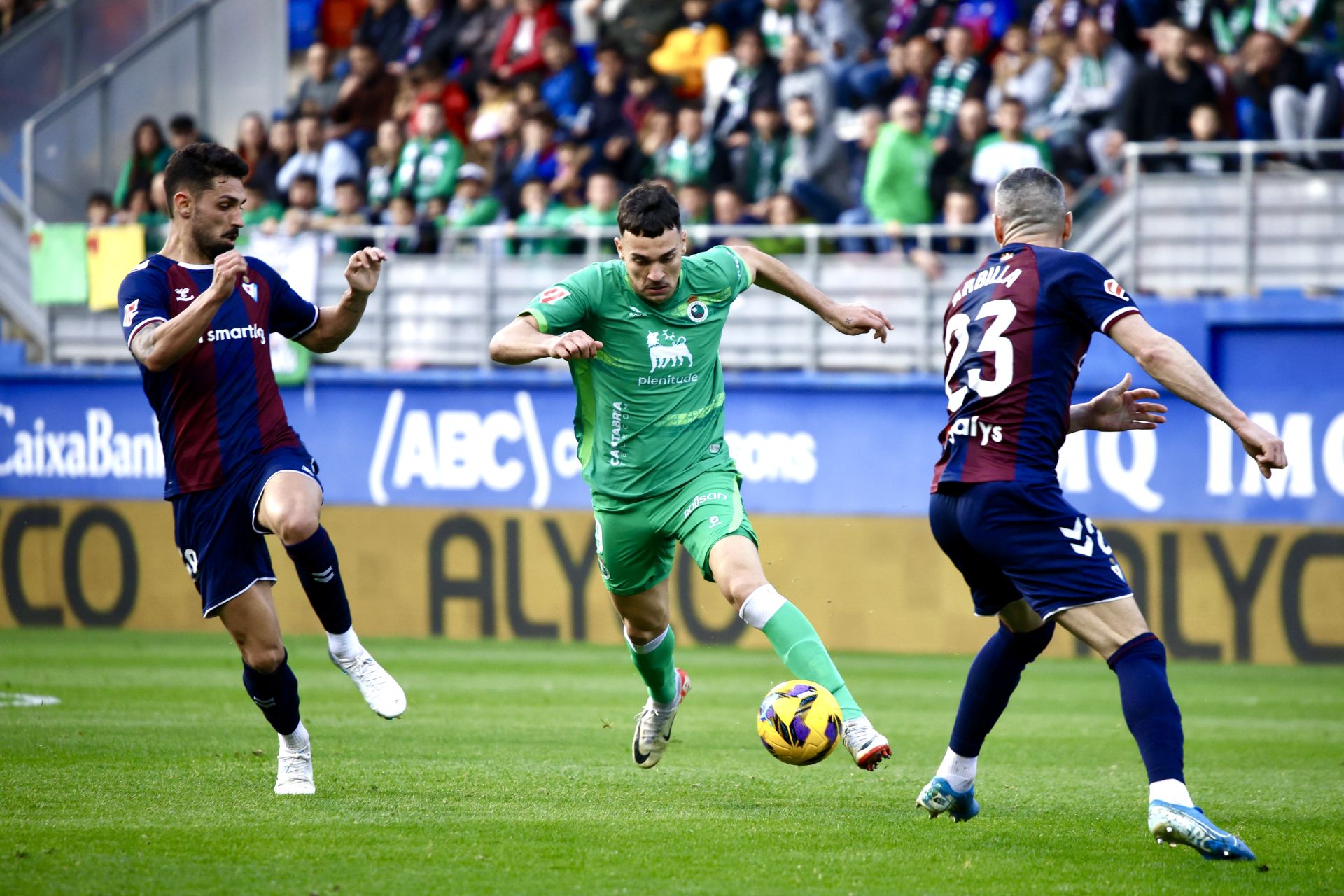 Juan Carlos Arana controla el balón ante un rival.