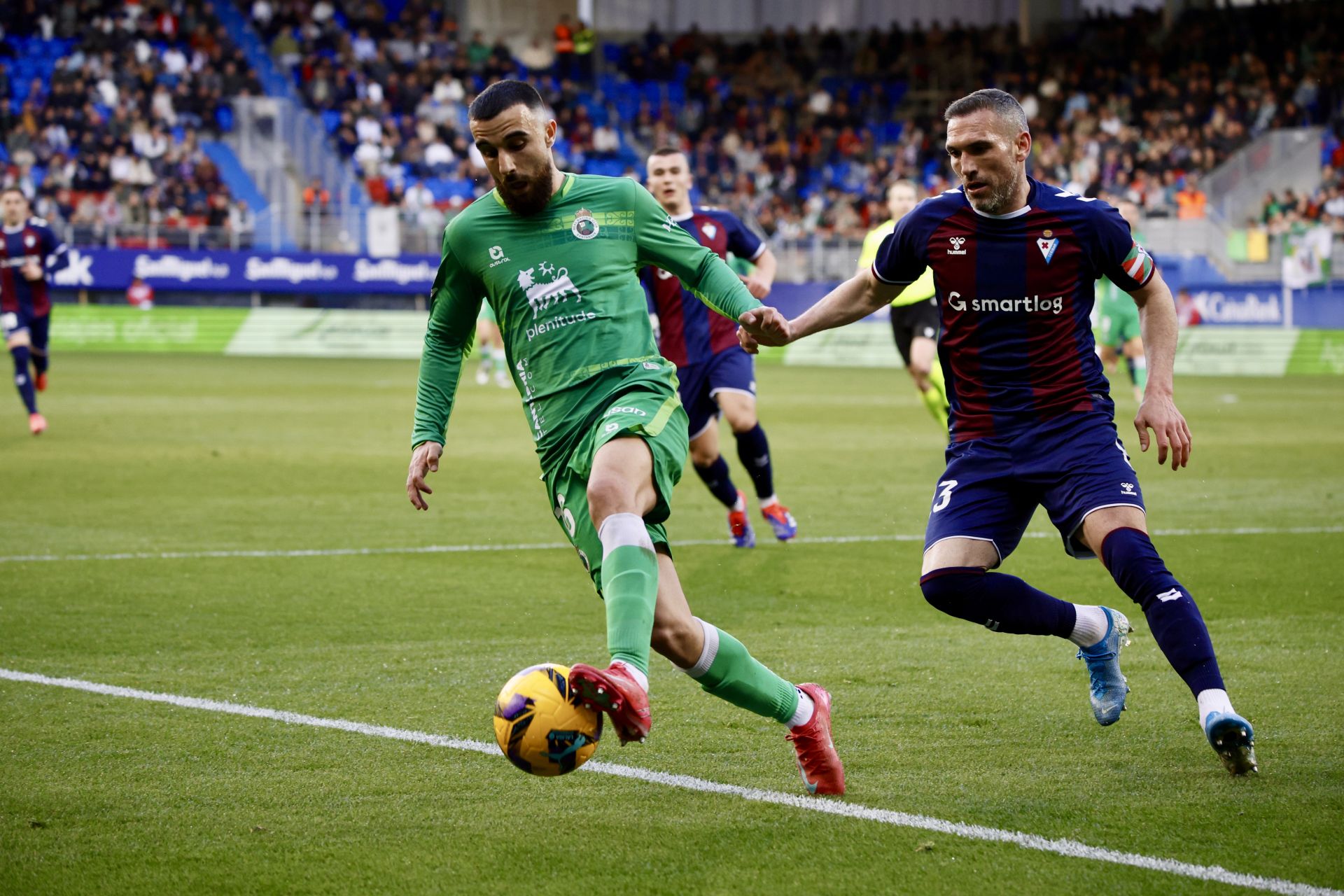 Rober González conduce la pelota ante Arbilla.