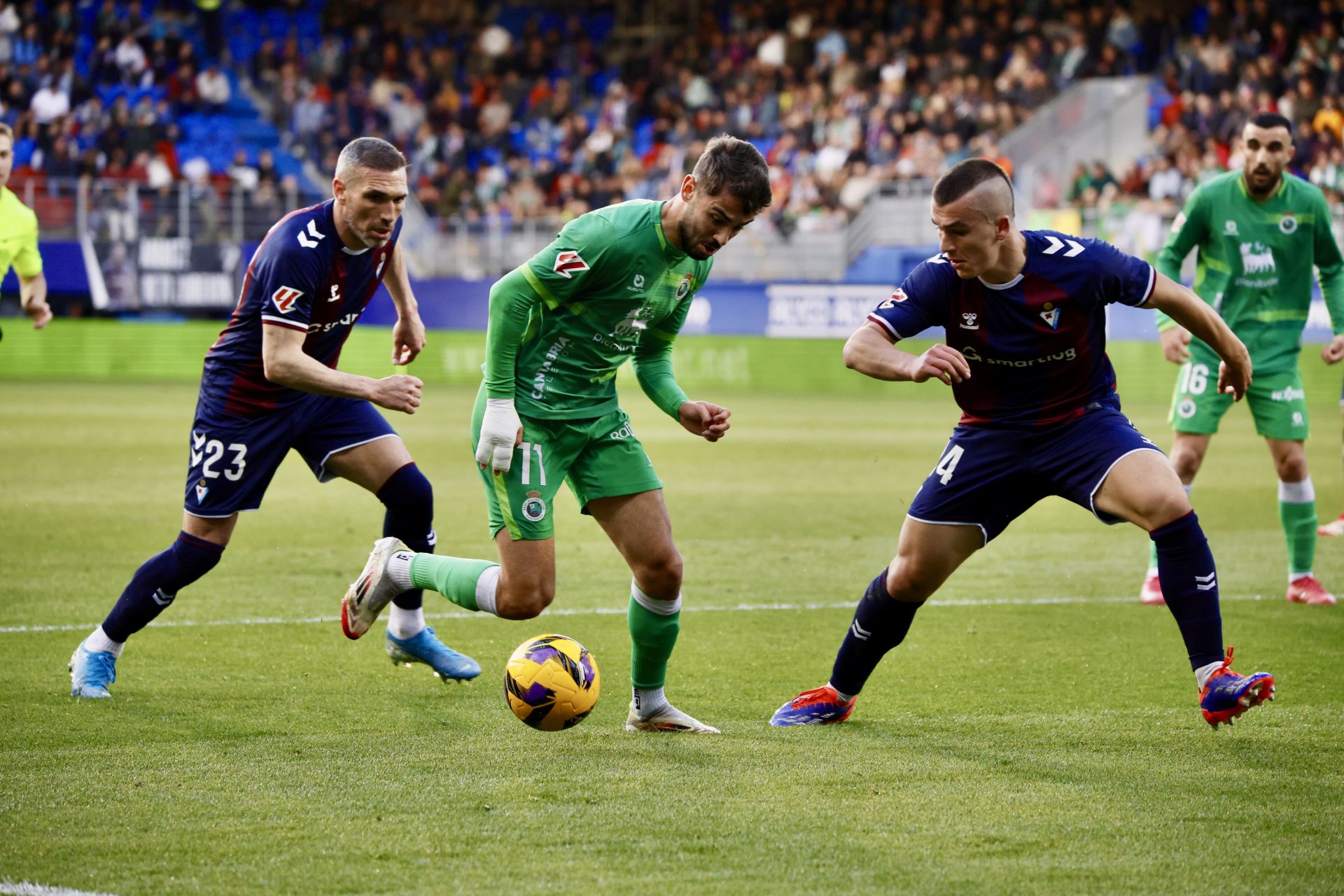 Andrés Martín controla el balón ante la defensa armera.