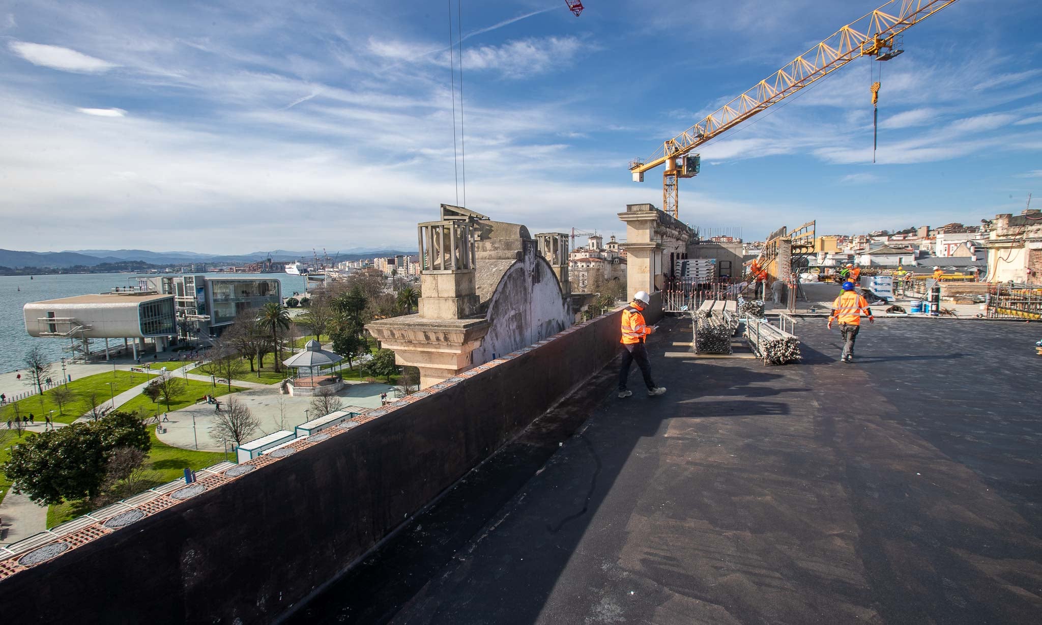 El proyecto de rehabilitación del edificio se corona con una azotea de 400 metros cuadrados