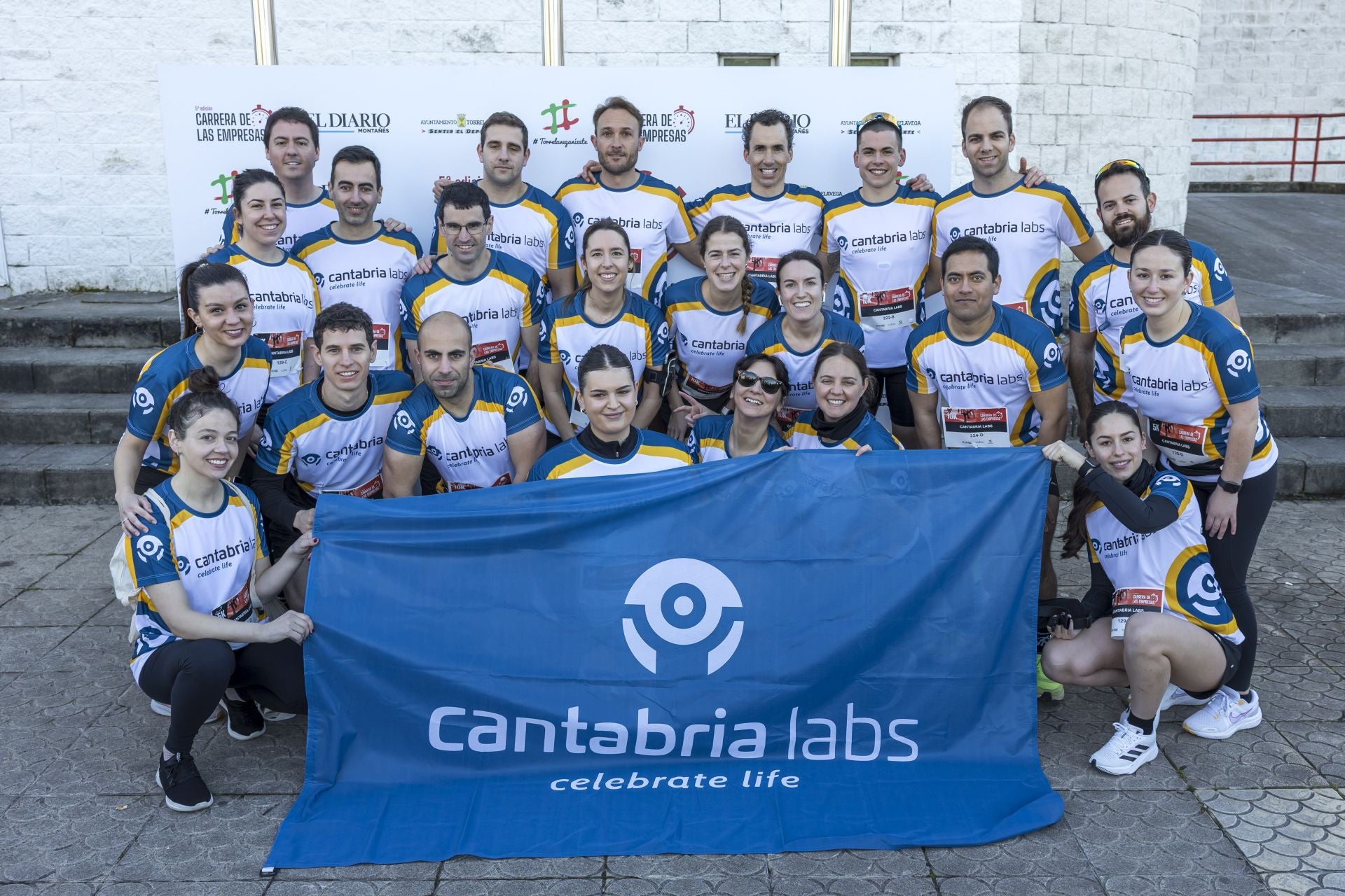 El de Cantabria Labs, el equipo más concurrido: José Luis Ruiz Ruiz, Laura Ruiz Rodríguez, Jorge Lafuente Guri, Carlos Nodar Pardo, Alicia Cantuel Carrasco, Ana Tezanos Mantecón, Irati Mugica Serrano, Marina Pérez Peña, Alicia Palombizio Paredes, Carla de la Fuente Ruiz, Coral Rivero de Cos, María Pilar Rozas González, David Cobo Ortiz, Mario Sáinz Gómez, Miguel Castañeda Fernández, Salvador Mazo Gárate, Alberto Blanco Saiz, Gabriel Lago Medina, Lara Fernández Fernández, Paula Venero Núñez, Adam Cañizo Alcega, Jairo Pérez Balza, Jonatan Guerro Rejas, y Jorge Rafael Ríos Albán.