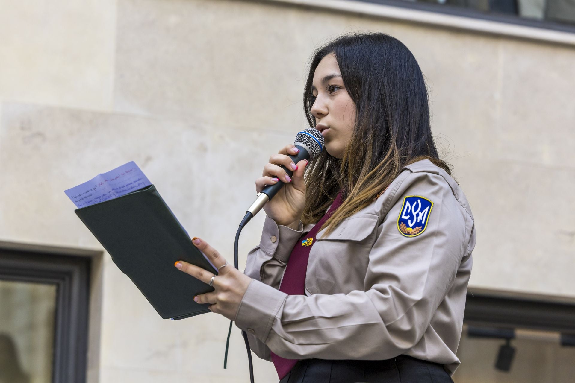 Una joven lee la 'Carta a un soldado' para pedir que «nos dejen vivir y que dejen a Ucrania en paz para que todo vuelva a la normalidad».