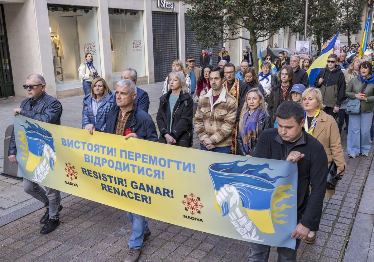 Más de 300 ucranianos se manifestaron ayer en Santander para recordar y criticar los tres años de guerra contra Rusia.