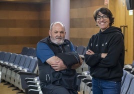 Juanito Oiarzabal y Vanesa Almeida posan antes de comenzar la charla.