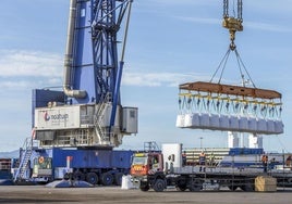 Trabajos en los muelles del Puerto de Santander.