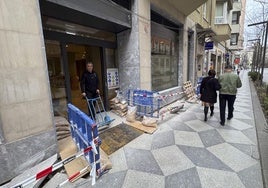 Un operario trabaja, ayer, en la obra de un local de la céntrica calle Isabel II, donde abrirá una sucursal de la Caja Laboral.