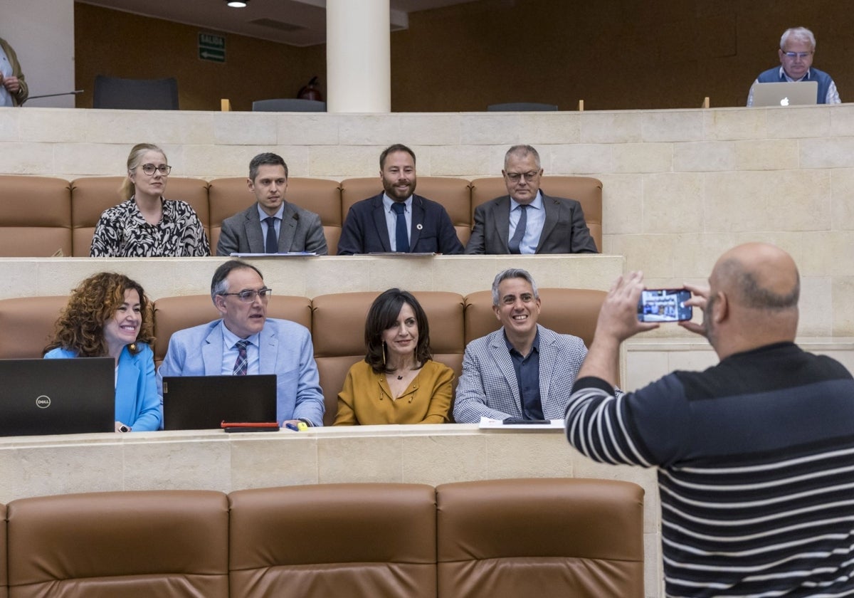 El portavoz socialista, Pablo Zuloaga, se fotografía sonriente con los diputados de su grupo.