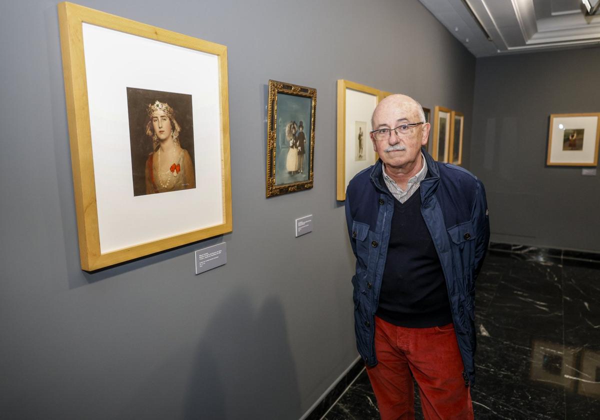 José Antonio Torcida posa en la Sala Ángel de la Hoz del CDIS, donde se muestra desde ayer su colección de fotos coloreadas.