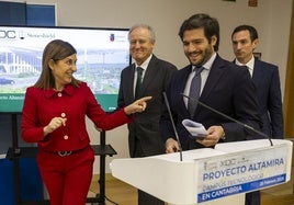 La presidenta, con el consejero de Industria, Eduardo Arasti; Javier Ibáñez, responsable de adquisiciones de Stoneshield Capital; y Javier Gonzalo, CEO de XDC Propierties.