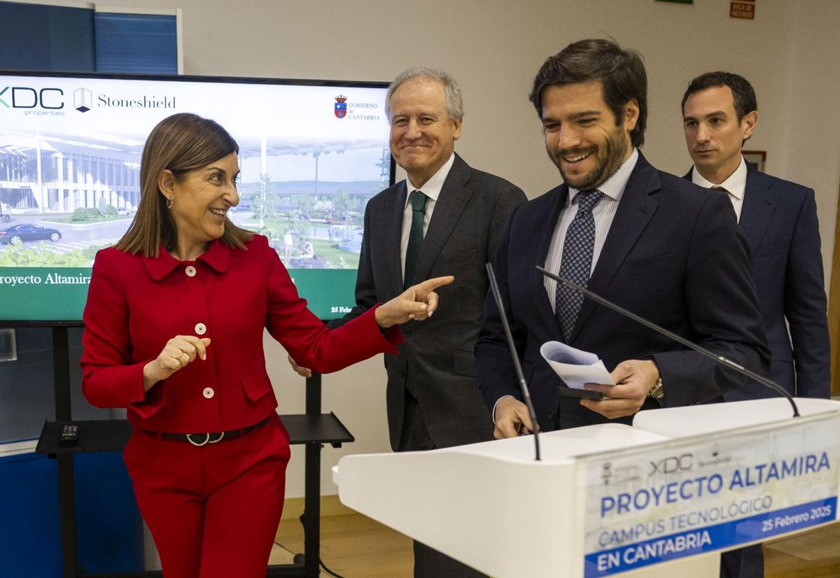 La presidenta, con el consejero de Industria, Eduardo Arasti; Javier Ibáñez, responsable de adquisiciones de Stoneshield Capital; y Javier Gonzalo, CEO de XDC Propierties.