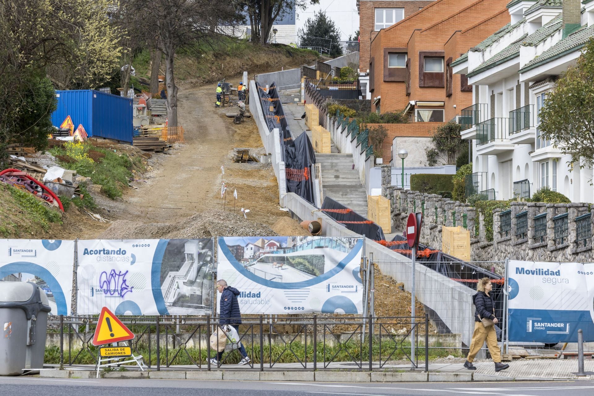 Estado, ayer, de los trabajos del itinerario mecánico que conectará Valdecilla y Cardernal Herrera Oria.