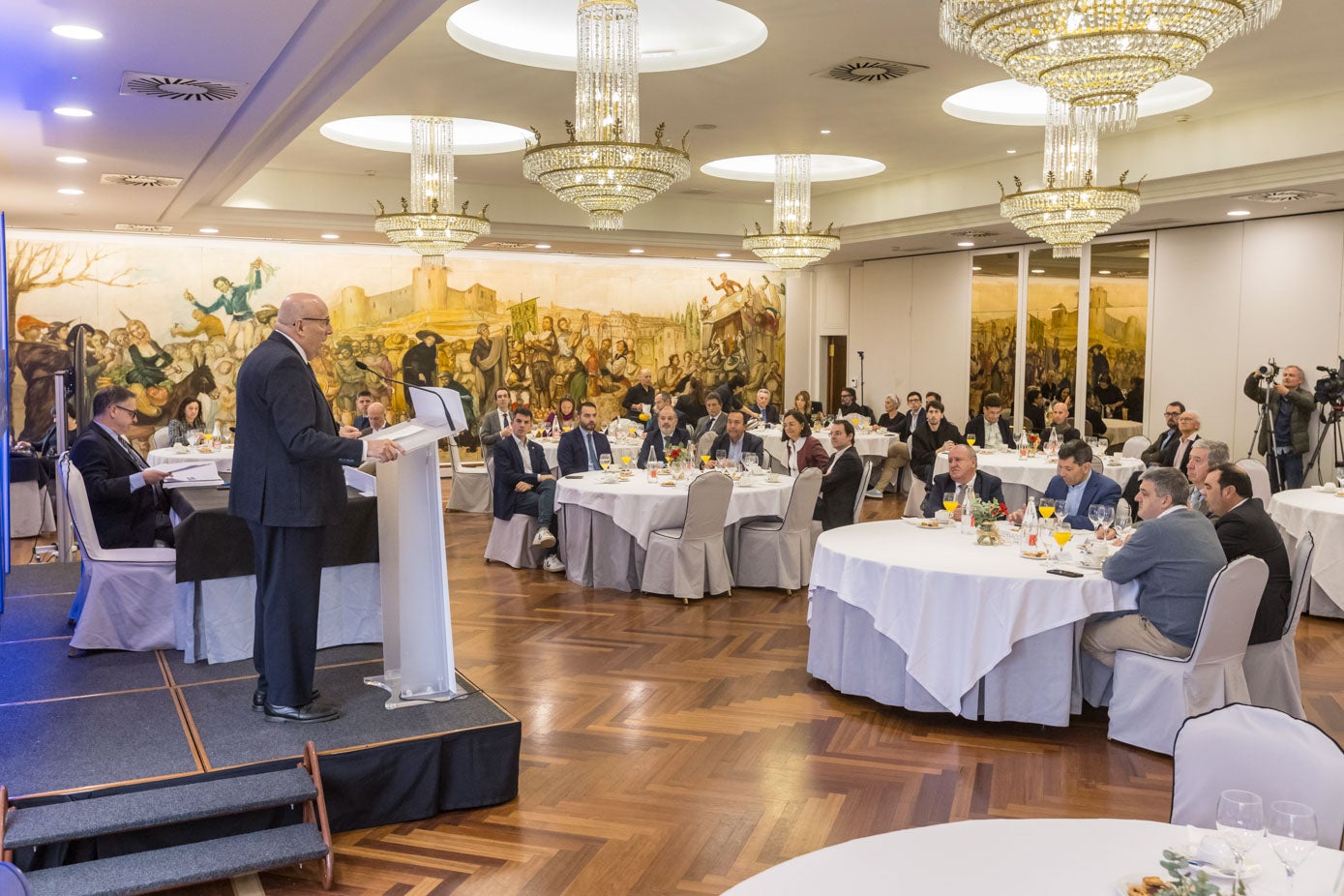 El foro se ha celebrado en su sede oficial, el Hotel Bahía, con el patrocinio de la Consejería de Economía del Gobierno de Cantabria y Unicaja; así como con la colaboración de EDP, Galletas Gullón y Tanatorio Nereo Hermanos. 