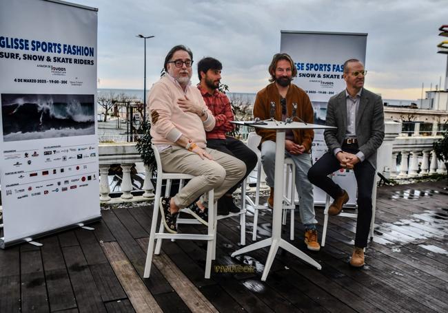 Miguel Rincón, Estefan Martínez, Pedro García e Iván Díez de Velasco Odriozola durante la presentación en el Casino. La imagen del cartel es obra de la fotógrafa Belén de Benito.