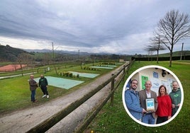 Una de las zonas de parcelas, ahora vacías, con las montañas nevadas al fondo. En detalle, la familia: Pablo Alonso y María Palla, junto a sus hijos Ángel y Pablo, posan con el premio.