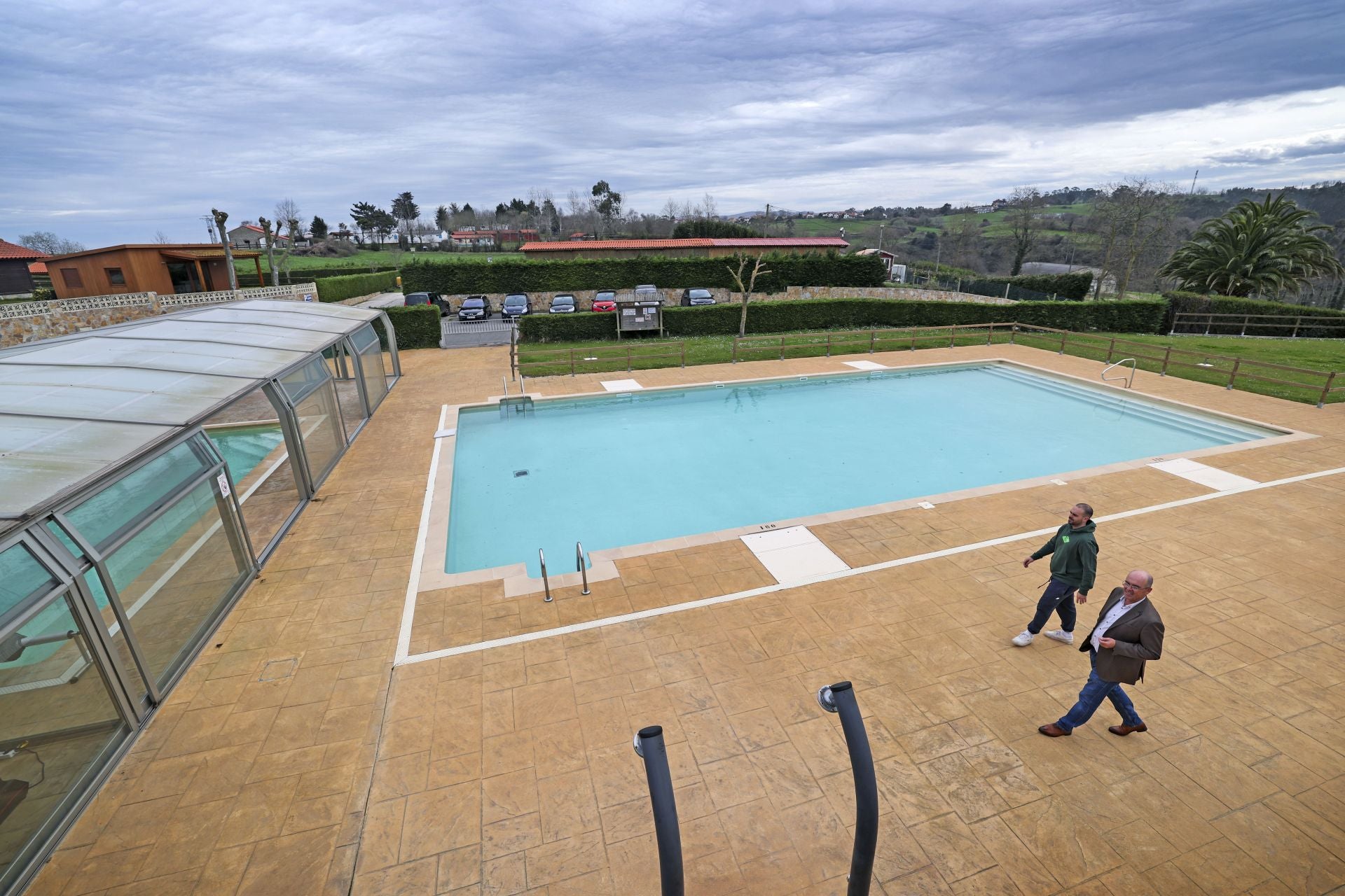 La zona de la piscina (hay dos descubiertas, una de ellas para los más pequeños).