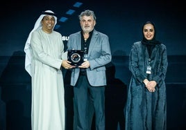 Antonio Aragón recogió el premio el pasado lunes de manos de Tariq Saeed Allay, director General de la Oficina de Medios de Comunicación del Gobierno de Sharjah.